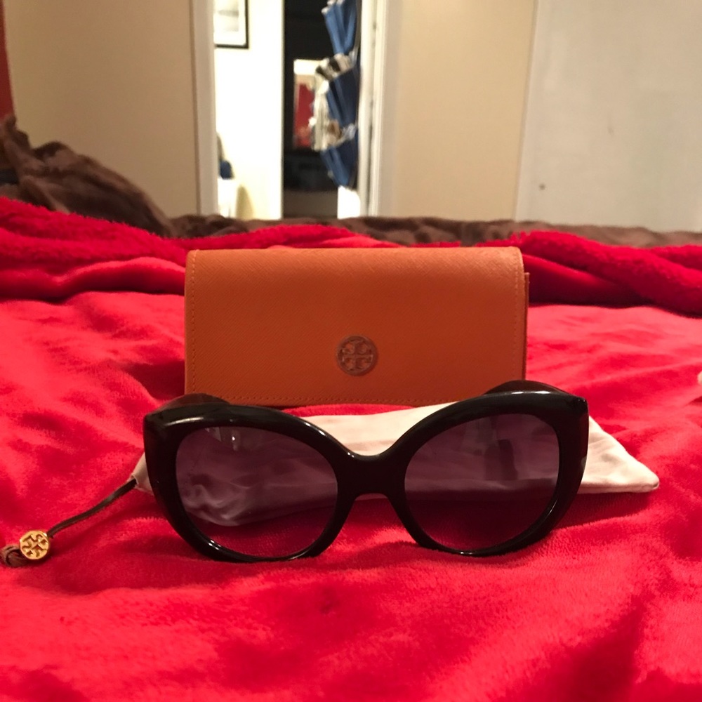 Pre owned Tory Burch sunglasses. Great condition